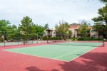 Oak Creek Estados has lovely communal gardens and tennis courts